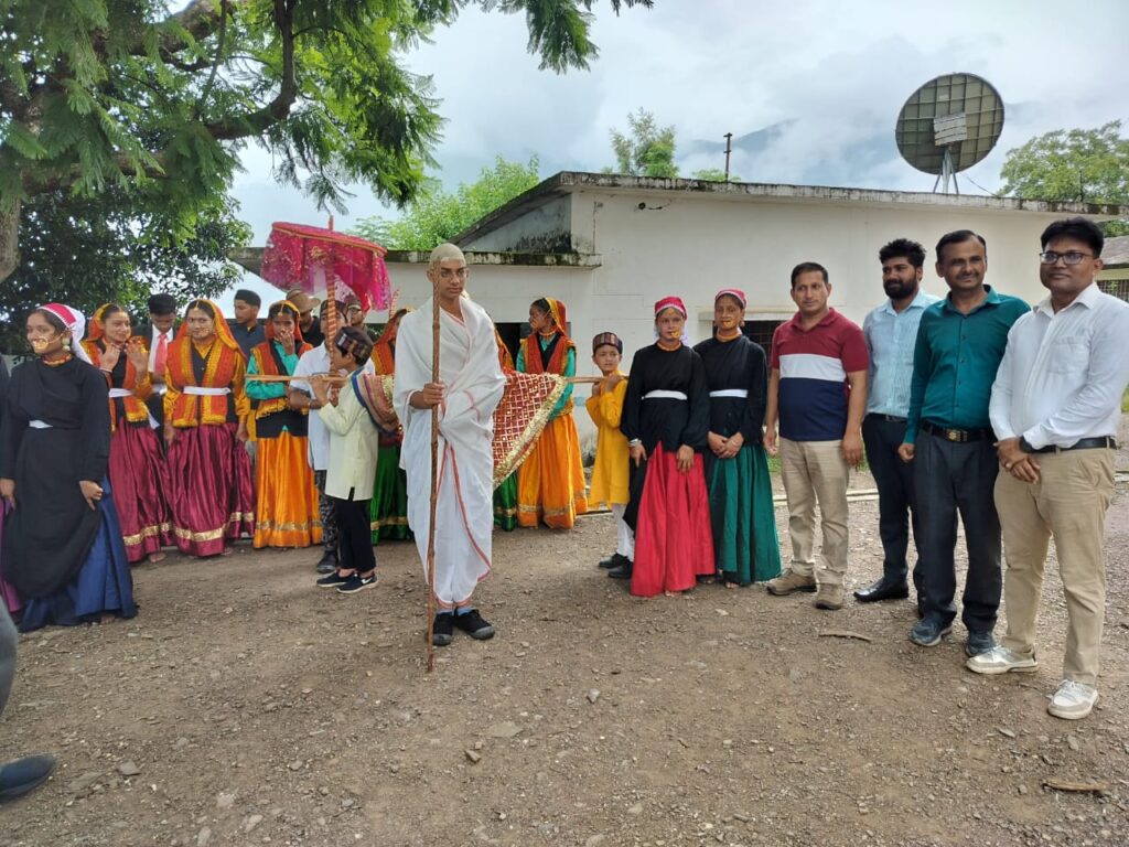 नन्हे मुन्ने बच्चों की झांकियों व सांस्कृतिक कार्यक्रमों की रही धूम