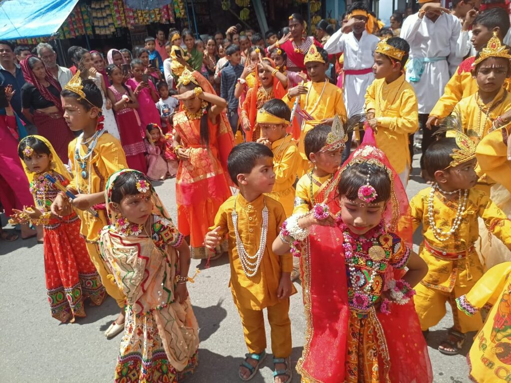 नन्हे मुन्ने बच्चों ने श्रीकृष्ण जन्माष्टमी पर निकाली झांकी, दर्शकों ने सराहा