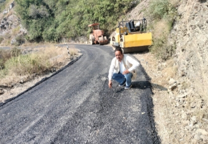 कठूड भासौं मोटर मार्ग के घटिया डामरीकरण पर जिला पंचायत सदस्य ने उठाए सवाल