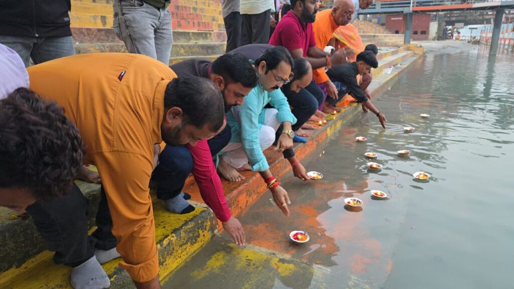 डा.विशाल गर्ग के संयोजन में दीपदान कर दी अल्मोड़ा बस दुघर्टना के मृतकों को श्रद्धांजलि