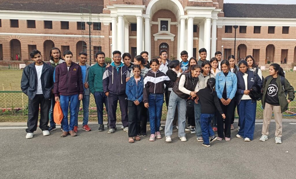 पीएलएमएस महाविद्यालय ऋषिकेश परिसर के छात्र-छात्राओं ने किया शैक्षिक भ्रमण