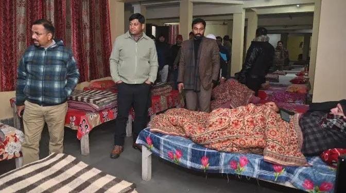 हरिद्वार: ठंड से राहत के लिए जिलाधिकारी और एसएसपी ने बांटे कंबल