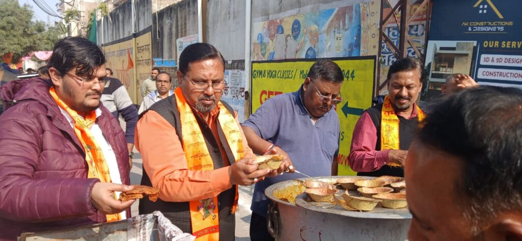 लखनऊ: श्री रुद्रेश्वर महादेव मंदिर के स्थापना दिवस के शुभ पावन पर्व पर भंडारे का आयोजन