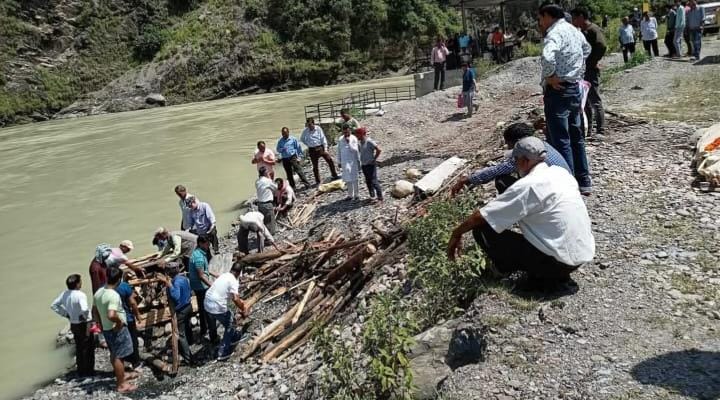 कोटेश्वर मे शवदाह के लिए घाटों की सुविधा नहीं होने पर जनता मे आक्रोश