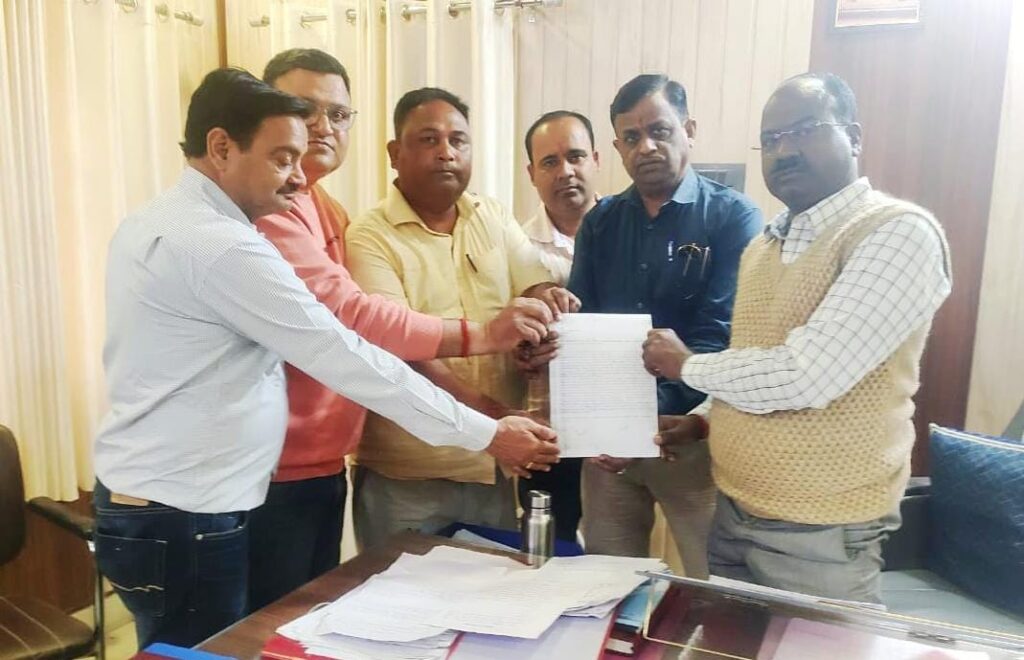 हरिद्वार: व्यापार मंडल ज्वालापुर ने कई वर्षों से टूटी पड़ी सड़क को बनवाने हेतु उठाई आवाज