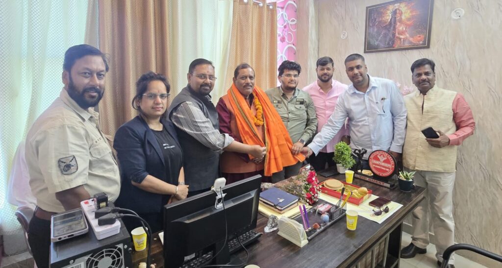 लखनऊ: आदर्श व्यापारी एसोसिएशन इंदिरा नगर द्वारा हरदोई गोपामऊ के भाजपा विद्यायक श्याम प्रकाश का किया भव्य स्वागत