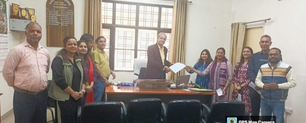 विद्यार्थियों की सेल्फी के माध्यम से उपस्थिति दर्ज कराने के विरोध में दिया ज्ञापन