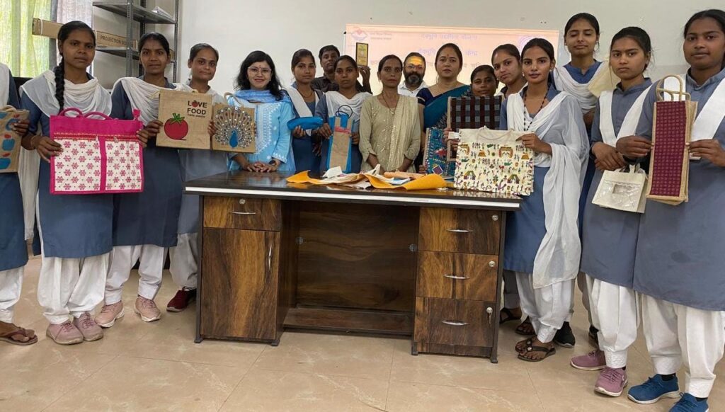 देवभूमि उद्यमिता विकास कार्यक्रम के सातवें दिन प्रतिभागियों ने लिया जूट बैग बनाने का प्रशिक्षण