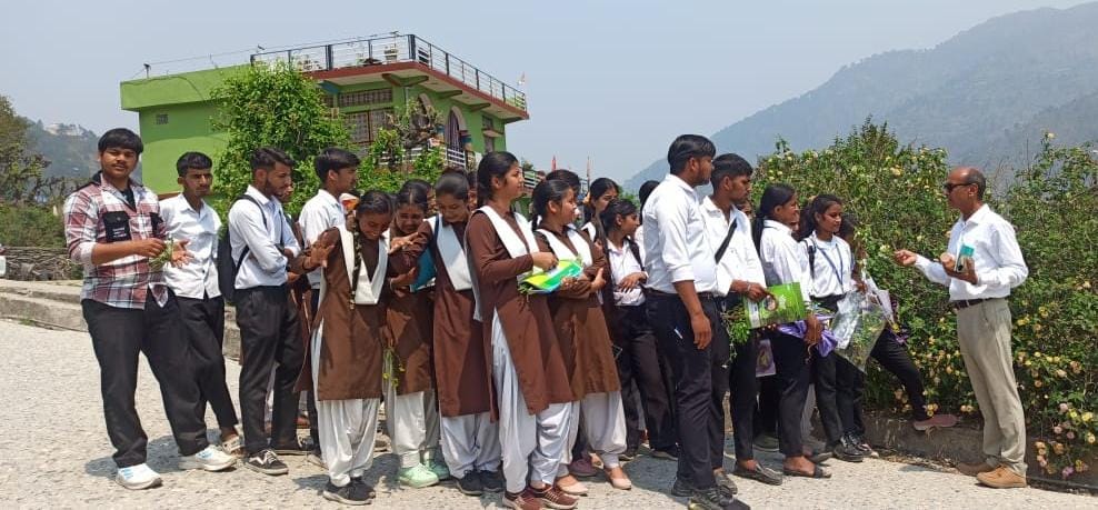 महाविद्यालय चिन्यालीसौड़ के छात्र-छात्राओं को हरबेरियम निर्माण के लिए कराया क्षेत्रीय भ्रमण