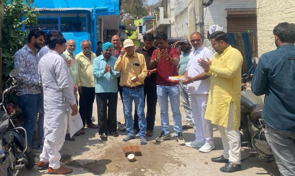 खड़खड़ी में पार्षद महावीर द्वारा कराये जा रहे विकास कार्यों का वरिष्ठ पत्रकार सुभाष कपिल ने नारियल तोड़कर किया शुभारंभ