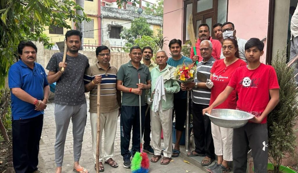 हरिद्वार: प्रेस क्लब अध्यक्ष के नेतृत्व में पत्रकारों ने चलाया सफाई अभियान, साथी सफाई कर्मचारियों को बांटी राशन किट