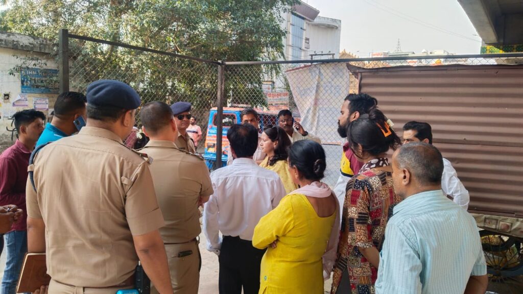 हरिद्वार: भूपतवाला क्षेत्र निकट दूधाधारी चौक स्थित फ्लाई ओवर के नीचे और पट्टी मार्ग से हटाया गया अतिक्रमण