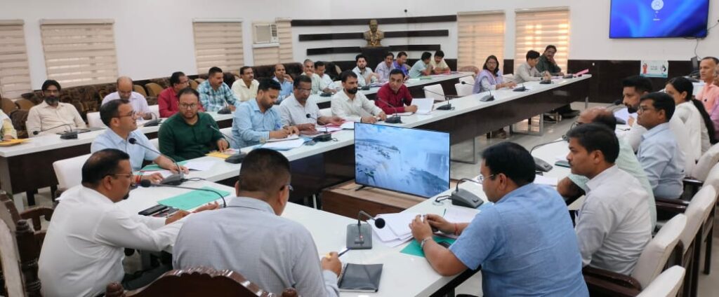 सीएम हेल्पलाइन पर दर्ज शिकायतों को गंभीरता से ले सभी अधिकारी- जिलाधिकारी कर्मेंन्द्र सिंह