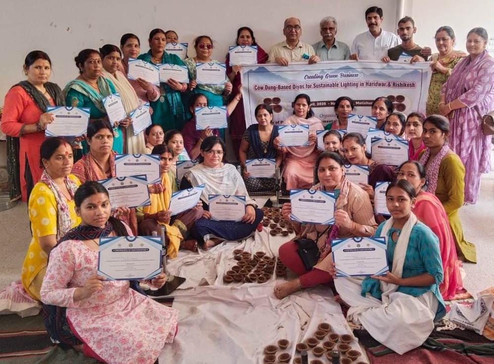 गोबर आधारित दीया निर्माण: हरिपुर कला में महिलाओं को सशक्त करने हेतु एक ग्रीन बिजनेस प्रशिक्षण कार्यक्रम का सफल समापन