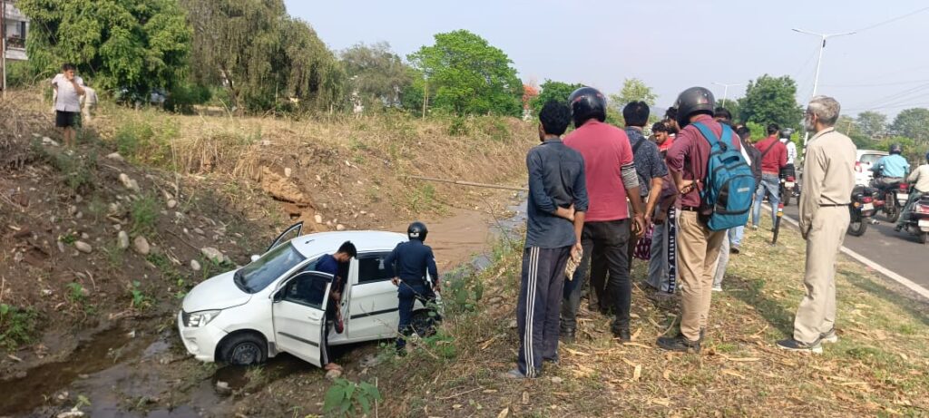 हरिद्वार: बीएचईएल सेक्टर1 मध्य मार्ग पर अनियंत्रित कार डिवाइडर पार कर नाले में गिरी