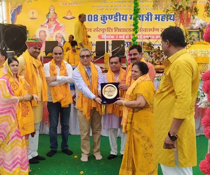 कोटा: गायत्री साधिका श्रीमती सुनीता परमार को किया सम्मानित