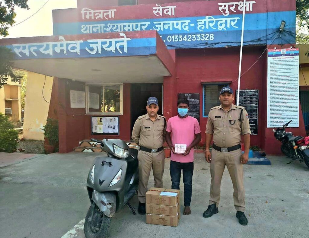 स्कूटी पर शराब तस्करी “वायरल वीडियो” पर हरिद्वार पुलिस का एक्शन, दबोचा तस्कर
