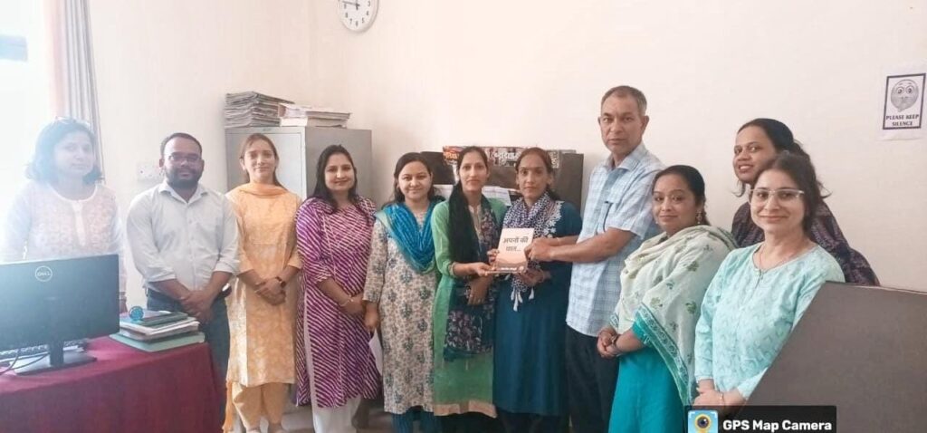 महाविद्यालय थत्यूड़ की पूर्व छात्रा नीता बिष्ट ने अपनी पुस्तक “अपनों की बात” की एक प्रति महाविद्यालय को की भेंट