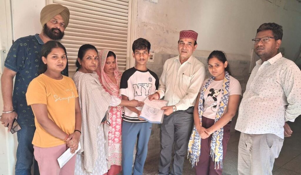 एनयूजे के प्रतिनिधिमंडल ने जौलीग्रांट अस्पताल जाकर पत्रकार अमर सिंह का जाना हाल, सहायता राशि की भेंट