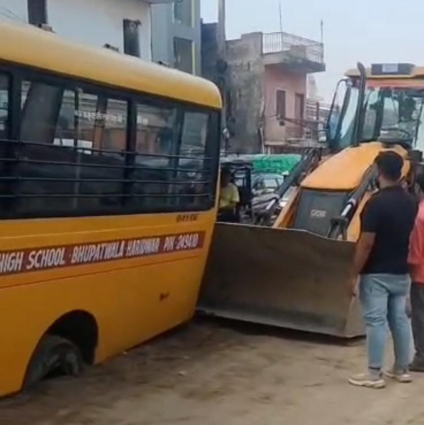 हरिद्वार: सीवर कार्यों के लिए खोदी गई सड़क में स्कूल बस धंसी, सुनील सेठी ने लगाया लापरवाही का आरोप