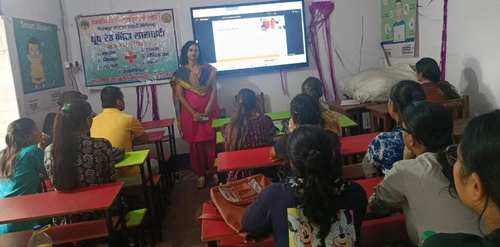 महाविद्यालय हल्द्वानी शहर गोलापार में रेडक्रॉस की जानकारी देने हेतु हुआ एक लघु चलचित्र का प्रदर्शन