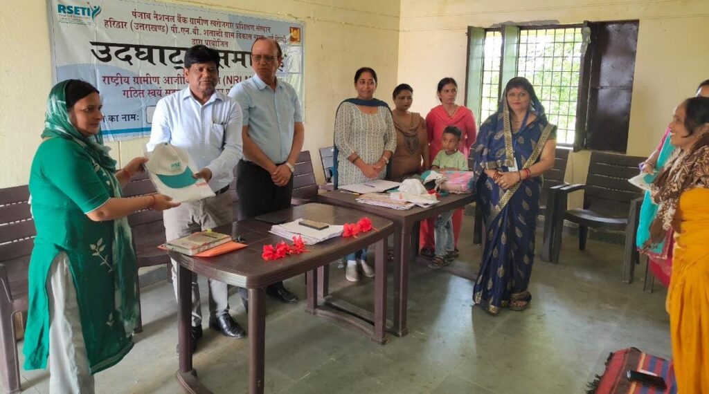 हरिद्वार: पीएनबी ग्रामीण स्वरोजगार प्रशिक्षण संस्थान द्वारा महिलाओं को दिया गया जूट उत्पाद बनाने का प्रशिक्षण