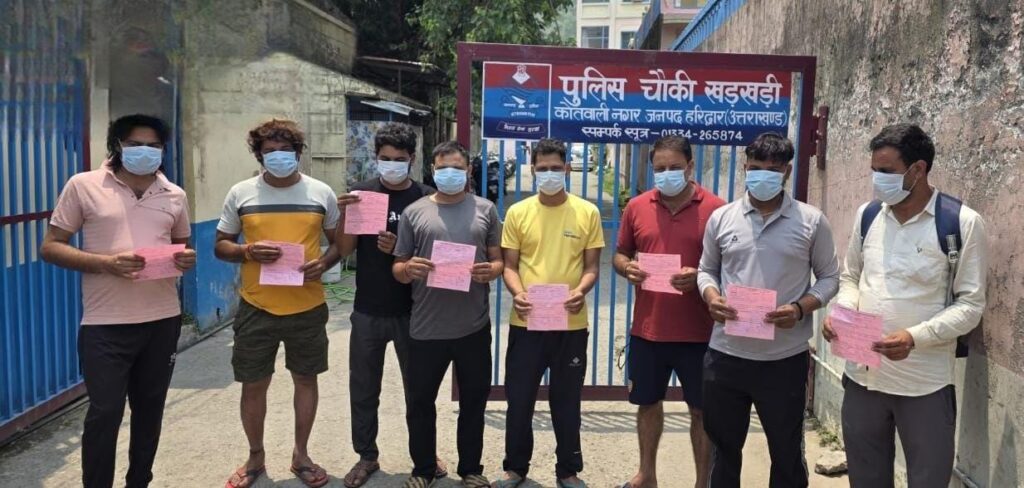 हरिद्वार: सर्वानंद तिराहे पर मदिरा व हुक्का सेवन के आरोप में हरियाणा के 09 यात्रियों का चालान