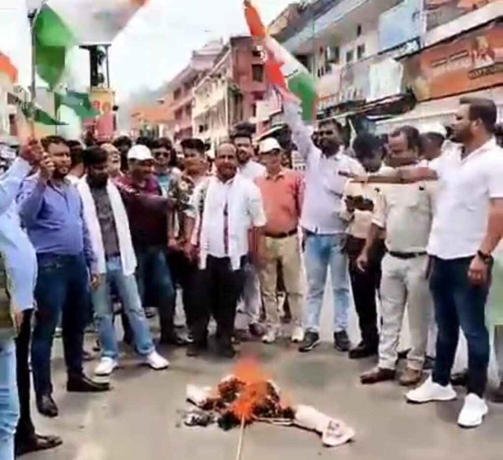 हरिद्वार : बिजली पानी के संकट को लेकर महानगर कांग्रेस ने खड़खड़ी में बाईपास चौक पर किया धरना प्रदर्शन