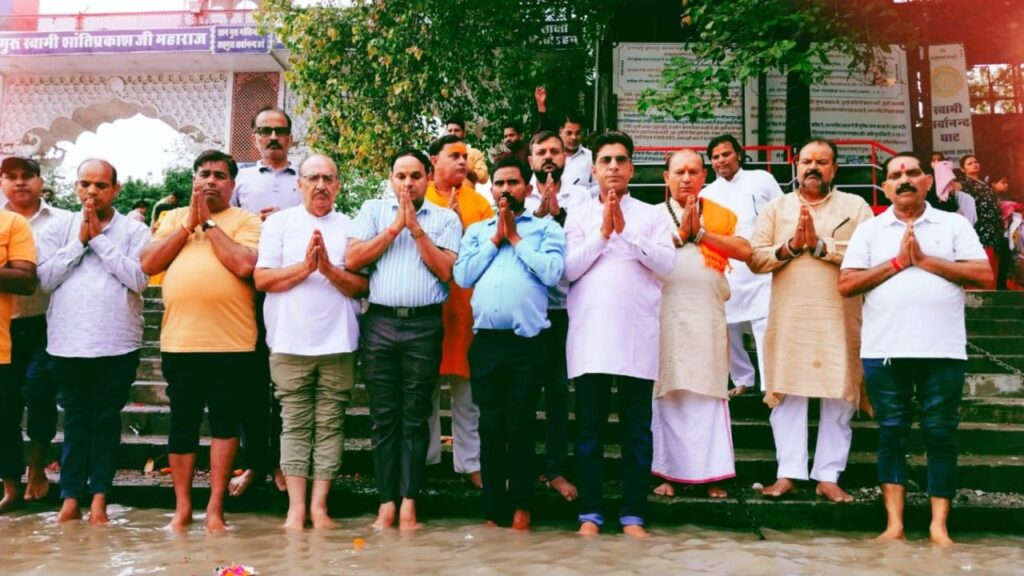 हरिद्वार: महानगर व्यापार मंडल ने मां गंगा में दीपदान कर अहमदाबाद विमान दुर्घटना में मृतकों को दी श्रद्धांजलि