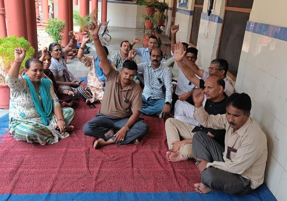 गुरुकुल आयुर्वेदिक विवि परिसर के चतुर्थ श्रेणी कर्मचारियों को नहीं मिला 4 माह से वेतन, शुरू किया चरणबद्ध आंदोलन