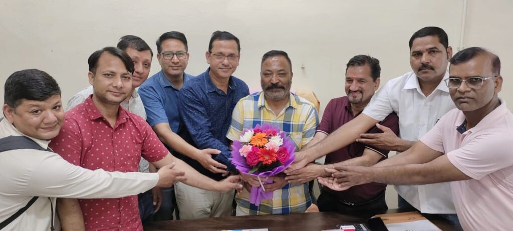 कर्मचारी- शिक्षक संगठन के नवनियुक्त प्रदेश अध्यक्ष सोहन सिंह रावत का विकास भवन रोशनाबाद में किया स्वागत