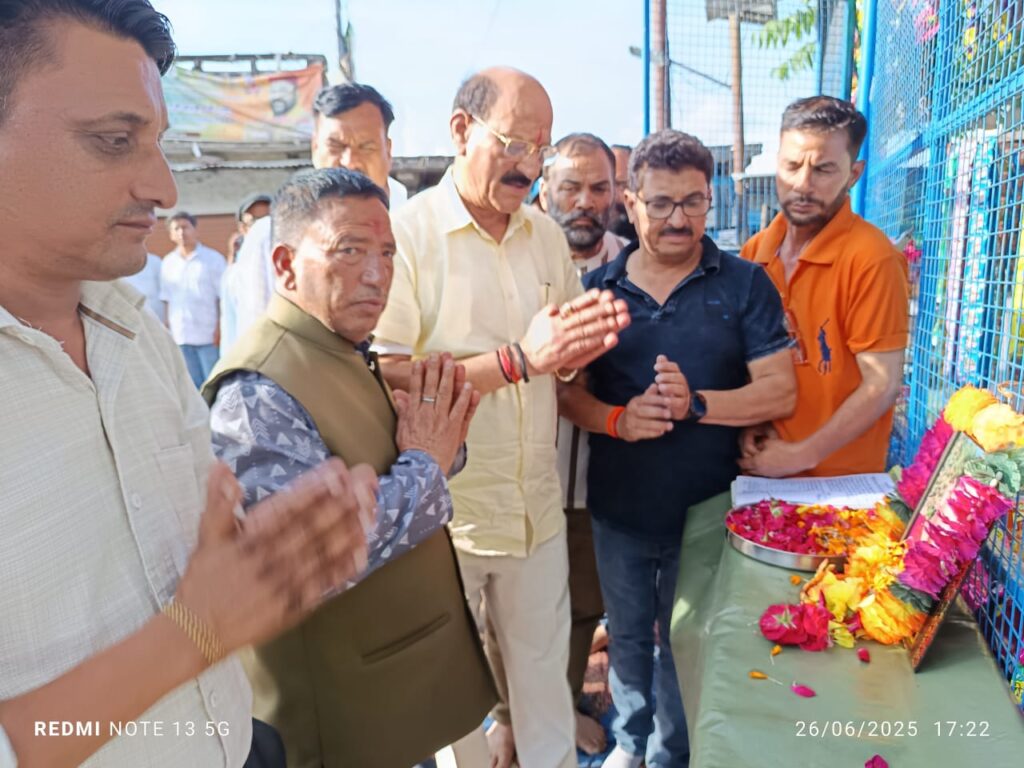कैबिनेट मंत्री सुबोध उनियाल पहुंचे कंडारी गाँव,शहीद सैनिक विजय सिंह गुसांई के परिवार को दी सांत्वना