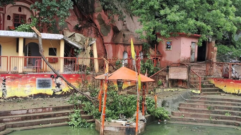 हरिद्वार: भीमगोड़ा में प्राचीन कुंड पर पहाड़ी से पेड़ पत्थर गिरने से मंदिर और शिवलिंग हुए क्षतिग्रस्त