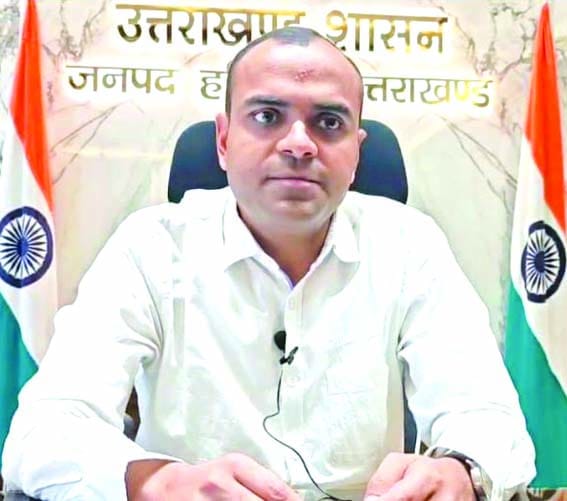 हरिद्वार: डीएम मयूर दीक्षित ने लापरवाही पर रोका 5 अधिकारियों का वेतन