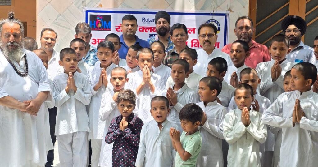 रोटरी क्लब कनखल ने पंतजलि योगधाम में किया छात्रों को भोजन वितरण