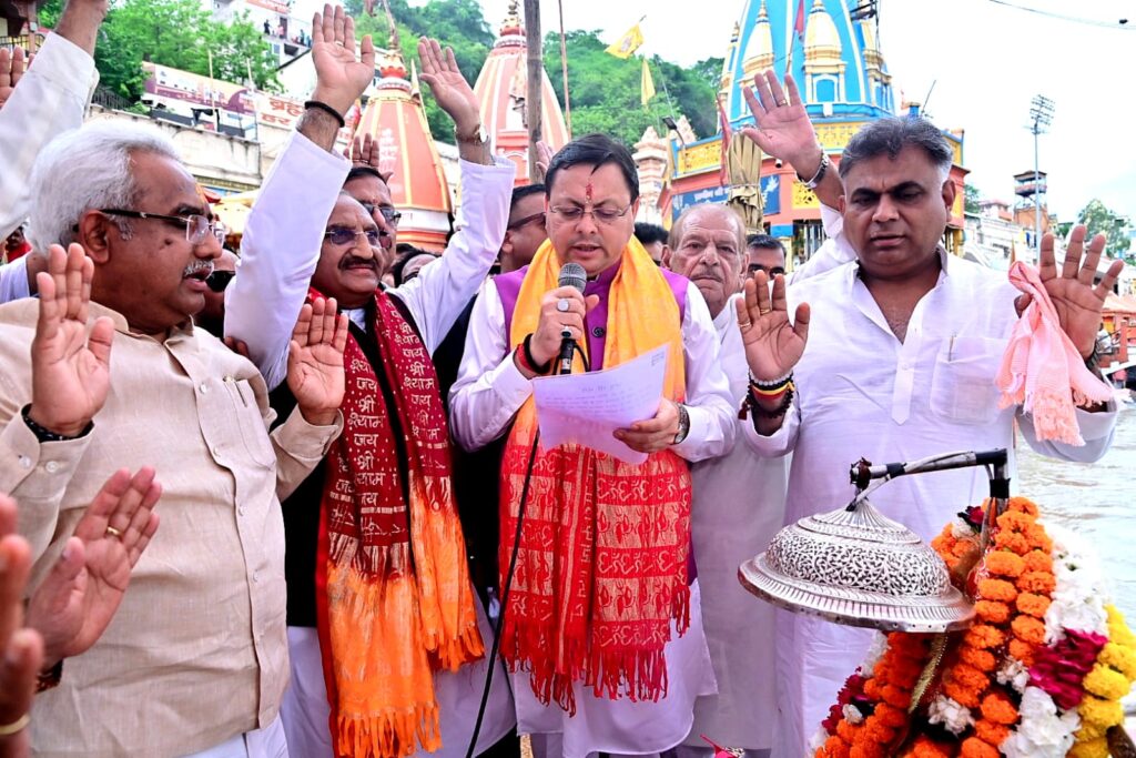 हरिद्वार: मुख्यमंत्री धामी ने किया नदी महोत्सव का शुभारम्भ, हर की पौड़ी स्थित ब्रह्मकुंड में की मां गंगा की पूजा