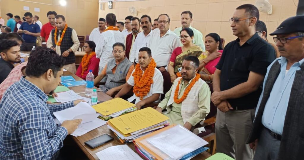 भाजपा अधिकृत प्रत्याशी गजेंद्र सिंह खाती ने सैकड़ों समर्थकों के साथ सदस्य जिला पंचायत के लिए किया नामांकन