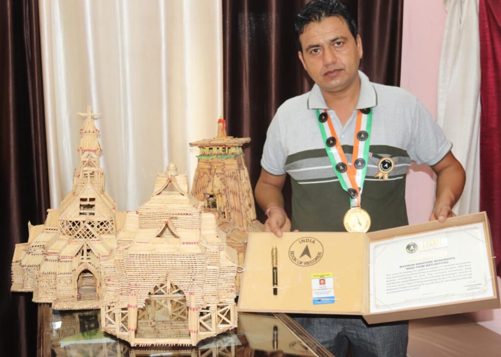 माचिस की तीलियों से प्रतिकृति में जीवित करता उत्तराखण्ड़ का लाल पंकज सुन्दरियाल