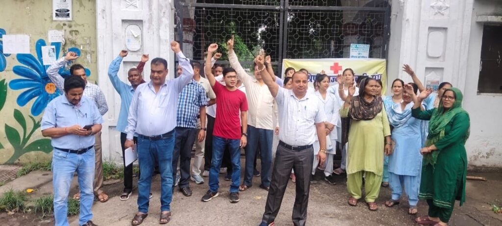 ऋषिकुल और गुरुकुल आयुर्वेदिक चिकित्सालय विश्विद्यालय के सभी अधिकारी कर्मचारी रहे पूर्ण कार्य बहिष्कार पर
