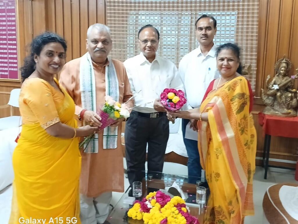 कोटा के कला साधको ने विश्वविद्यालय कुल गुरुओं का गुरु वंदन कर प्राप्त किया आशीर्वाद