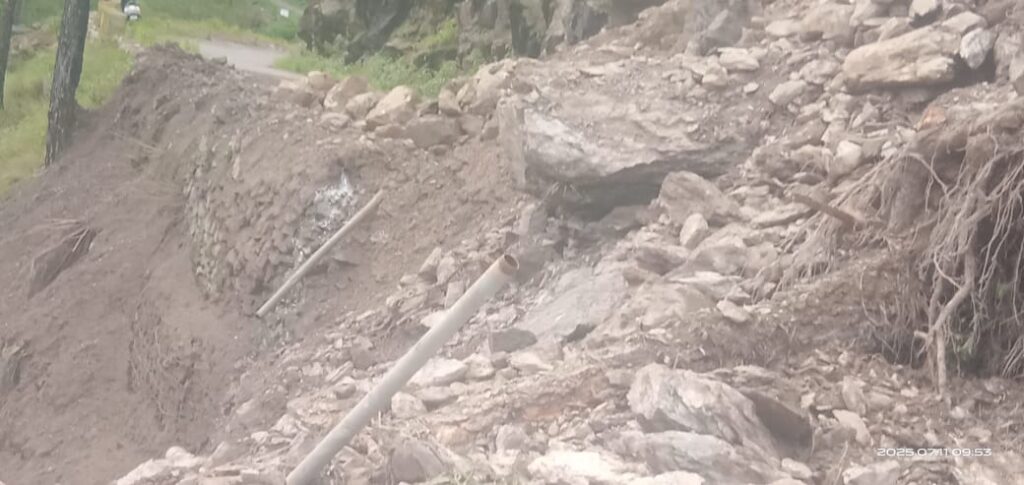 गजा: तमियार पसरखेत सड़क बंद, मलवा पत्थर आने से पेयजल योजना हुई क्षतिग्रस्त,ग्रामीण कर रहे भारी कठिनाइयों का सामना