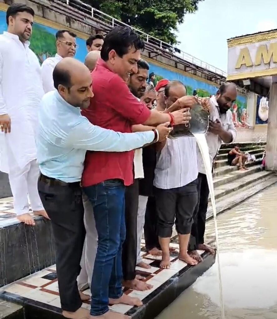 हरिद्वार: जिला महानगर कांग्रेस कमेटी ने प्रदेश कांग्रेस अध्यक्ष करन माहरा के जन्मदिन पर मां गंगा का किया दुग्धाभिषेक