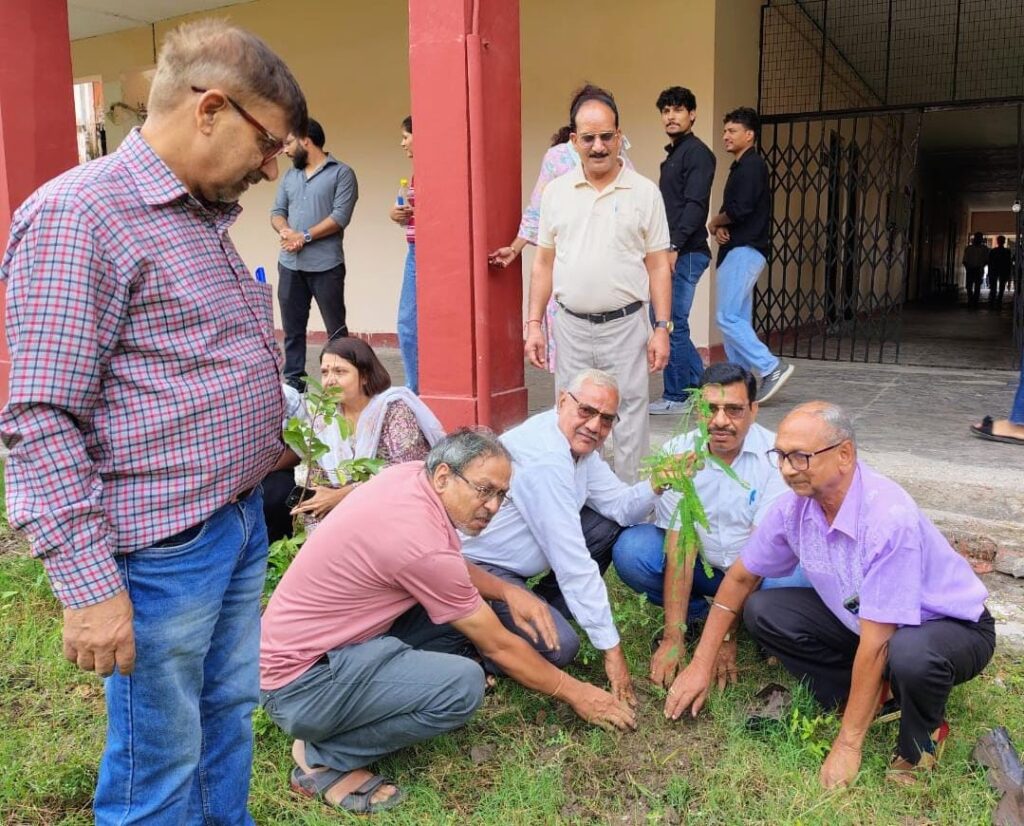 वरिष्ठ नागरिकों के द्वारा पीएलएमएस महाविद्यालय ऋषिकेश परिसर में किया पौधों का रोपण