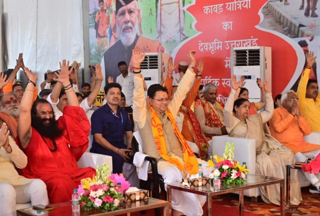 हरिद्वार: मुख्यमंत्री धामी ने ओम पुल में आयोजित कार्यक्रम में कावंडीयों के पांव धोकर शिव भक्तों का किया स्वागत