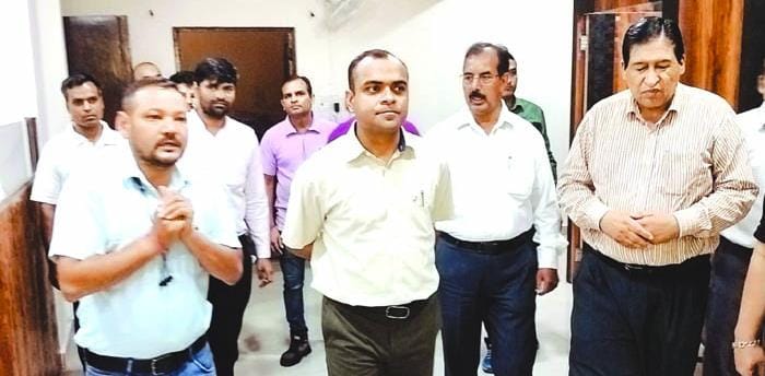 हरिद्वार: जिलाधिकारी ने अनुपस्थित चल रहे अमीन की सेवाएं समाप्त करने के दिए निर्देश