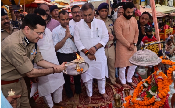 हरिद्वार: कांवड़ मेले को सकुशल संपन्न कराने हेतु डीजीपी उत्तराखंड ने लिया मां गंगा का आशीर्वाद