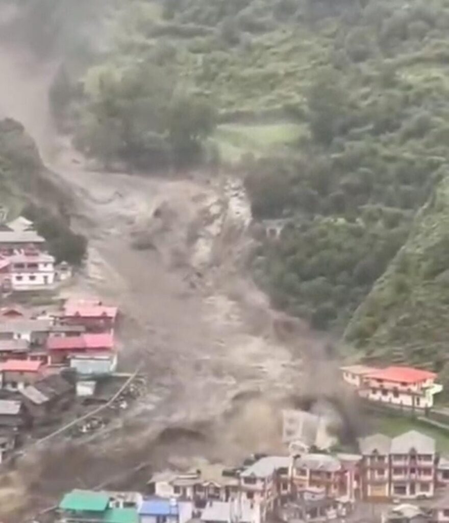 उत्तरकाशी में बादल फटने से खीर गंगा ने मचाई तबाही, कई होटल तबाह देखें, वीडियो
