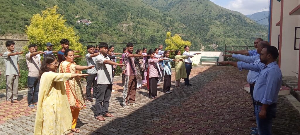 महाविद्यालय थत्यूड में हिमालय दिवस के उपलक्ष्य में छात्र छात्राओं ने ली हिमालय प्रतिज्ञा
