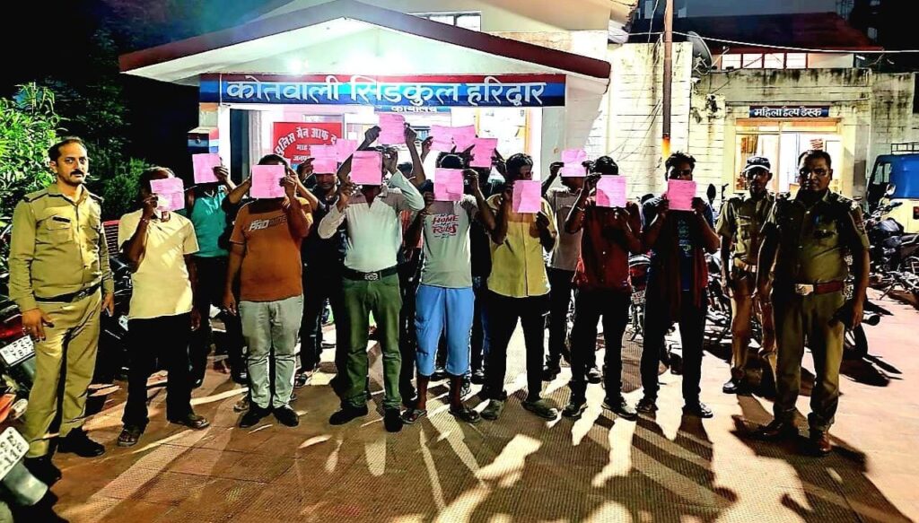 हरिद्वार: सार्वजनिक स्थानों पर शराब पीने वाले 24 व्यक्तियों के विरुद्ध पुलिस की कार्रवाई
