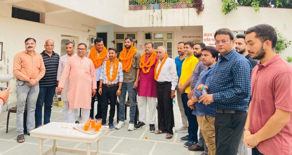 हरिद्वार: भाजपा कार्यकर्ताओं ने नवगठित कार्यकारिणी में उपाध्यक्ष तरुण नैय्यर, महामंत्री हीरा सिंह बिष्ट और मंत्री विनीत जौली का किया भव्य स्वागत